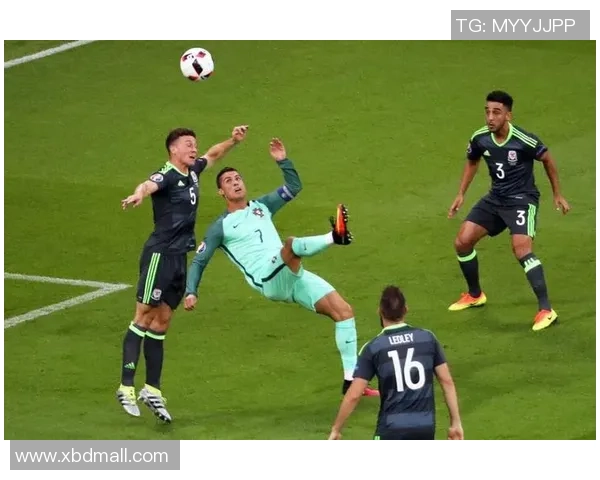 足球明星在右边路的精彩射门瞬间引爆全场激情与欢呼 足球明星在右边路的精彩射门瞬间引爆全场激情与欢呼