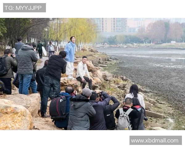 足球明星走进野球场展现多才多艺的运动魅力与激情对决 足球明星走进野球场展现多才多艺的运动魅力与激情对决